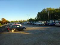  Blick auf den vollen Parkplatz vor der Benedek-Kaserne 