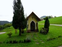 Blick zu einer schnen Kapelle am Gterweg Ewixenbichl 