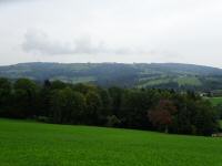 der Fernblick zu den Erhebungen des Kerschenbergs 