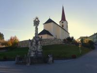 Blick zur Kath. Pfarrkirche hll. Bartholomus und Thomas und zur Pest-/Dreifaltigkeitssule 