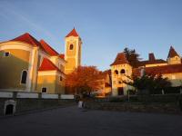 Blick zur kath. Pfarrkirche heiliger Veit und zum Schloss Maissau 