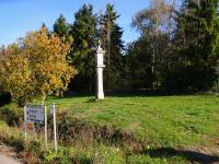 Blick zu einer Sandsteinbildsule an der Straenkreuzung der L1242 bei Gumping