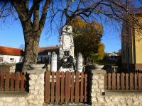  Blick zum Kriegerdenkmal in Httendorf 