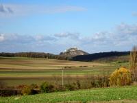  Fernblick zur Burgruine Staatz 