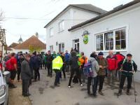 Marathonis warten vor dem Gasthaus auf den Abmarsch 