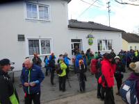 Marathonis warten vor dem Gasthaus auf den Abmarsch 