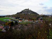  Der schne Fernblick zur Burgruine Staatz 