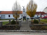  Blick zum Kriegerdenkmal in Enzersdorf bei Staatz 
