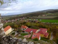 Blick auf die Musikschule und weiter nach Enzersdorf bei Staatz 