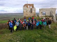  Blick auf die Wandergruppe auf der Burgruine Staatz 