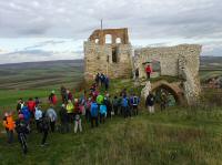  Blick auf die Wandergruppe auf der Burgruine Staatz 