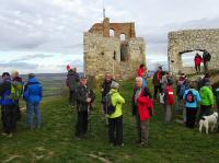  Blick auf die Wandergruppe auf der Burgruine Staatz 