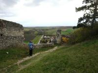  Blick auf den Abstieg von der Burgruine 