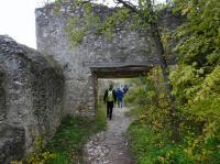  Blick auf den Abstieg von der Burgruine 