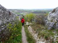  Blick auf den Abstieg von der Burgruine 