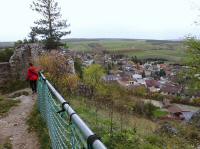 Blick auf den Abstieg von der Burgruine und mit Blick auf Staatz 