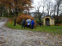  Wanderer gehen zur Brndlkapelle  