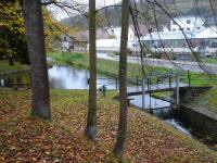  Blick auf die kleine Staustufe im Loisbach 