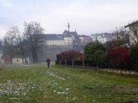 Wanderroute ber den Dianaweg mit Blick zum Ledererturm und zur Stadtpfarrkirche hl. Maria 