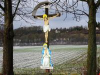 schnes Wegkreuz an der Straenkreuzung bei Volkersdorf 