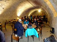  Wanderer im Kellergewlbe von Schloss Tillysburg 