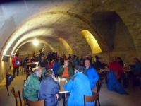  Wanderer im Kellergewlbe von Schloss Tillysburg 