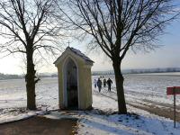  Blick zur Kapelle an der Straenkreuzung 