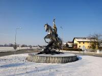 Blick zum sehr schn gestaltenen Kreisverkehr mit der Statue des Hl. Georgs