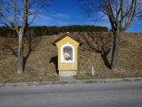 Blick zum Punzengruber Gedenkmarterl am Straenrand der L7222 