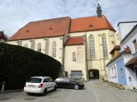 Blick zur Pfarrkirche (Wehrkirche) von Weiten, sie ist dem hl Stephanus geweiht  