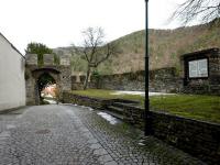 Wanderroute bei der Kirche durch das Tor der Wehrmauer (1480) 