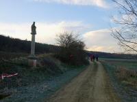 Blick auf die Wanderstrecke mit dem Figurenbildstock Gnadenstuhl bei Kotzendorf 