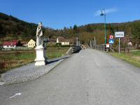 Blick zur Sandsteinstatue des Heiligen Nepomuk an der Kampbrcke  Stallegg 