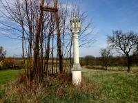 Blick zur Dreifaltigkeitssule bei Etzmannsdorf am Kamp 