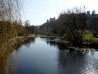 Blick flussabwrts und weiter zur Burgruine Gars sowie zur Kirche St. Gertrud  