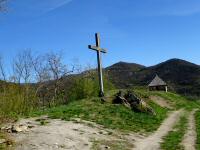  Blick zum Gipfelkreuz am 1000-Eimerberg 