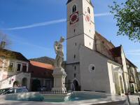 Blick zum Brunnen vor der Kath. Pfarrkirche Spitz an der Donau mit der  Stifter- und Begrbniskapelle 