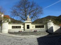  Blick zum Kriegerdenkmal in Spitz an der Donau 