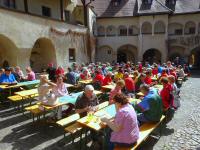  Wanderer im Ziel im Teisenhoferhof 