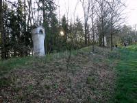 Blick zu einem altem Bildstock am  Kapuzinerkreuzweg 