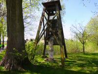 Blick zum Glockenturm mit dem Figurenbildstock hl. Johannes Nepomuk