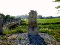 Blick zur Sandsteinstatue des Brckenheiligen Nepomuk 