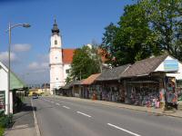 Blick zur Basilika Maria Dreieichen und zu den Devotionalienverkaufsstnden 