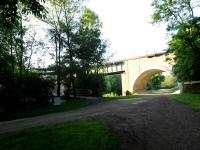 Blick zum Steg und zur Eisenbahnbrcke ber den Michelbach 