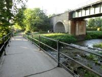 Blick auf den Steg und zur Eisenbahnbrcke ber den Michelbach 