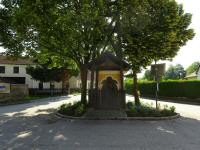  Blick zur Wegkapelle mit vorgestelltem hlzernem Glockenturm in Untergrafendorf  