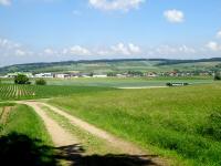 Blick auf die Wanderstrecke und in die Ferne das Industriegebiet von Bheimkirchen 