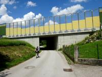 Blick auf die Wanderstrecke auf der Hinterholzstrae bei der Autobahnunterfhrung 