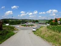 Blick zur Wanderstrecke und zum schn gestalteten Kreisverkehr in Neukirchstetten 