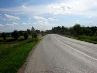 Blick auf die Wanderstrecke bei der Straenbrcke (L110) ber den Michelbach 